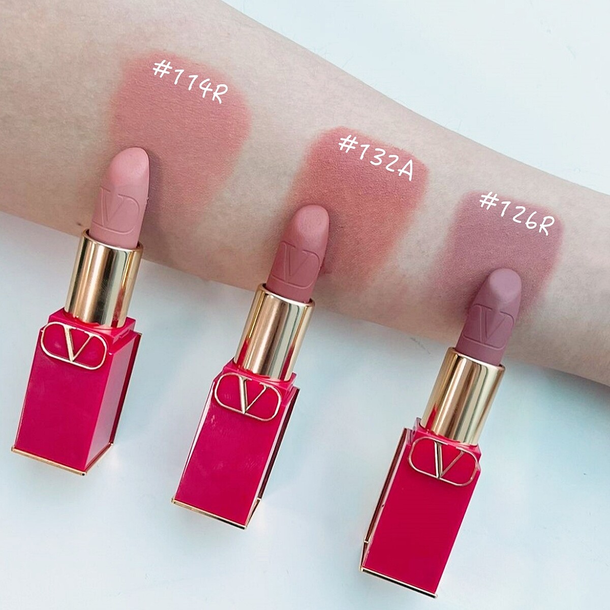 VALENTINO BEAUTY高訂柔霧唇膏(#132A、#114R、#126R)手部試色。
