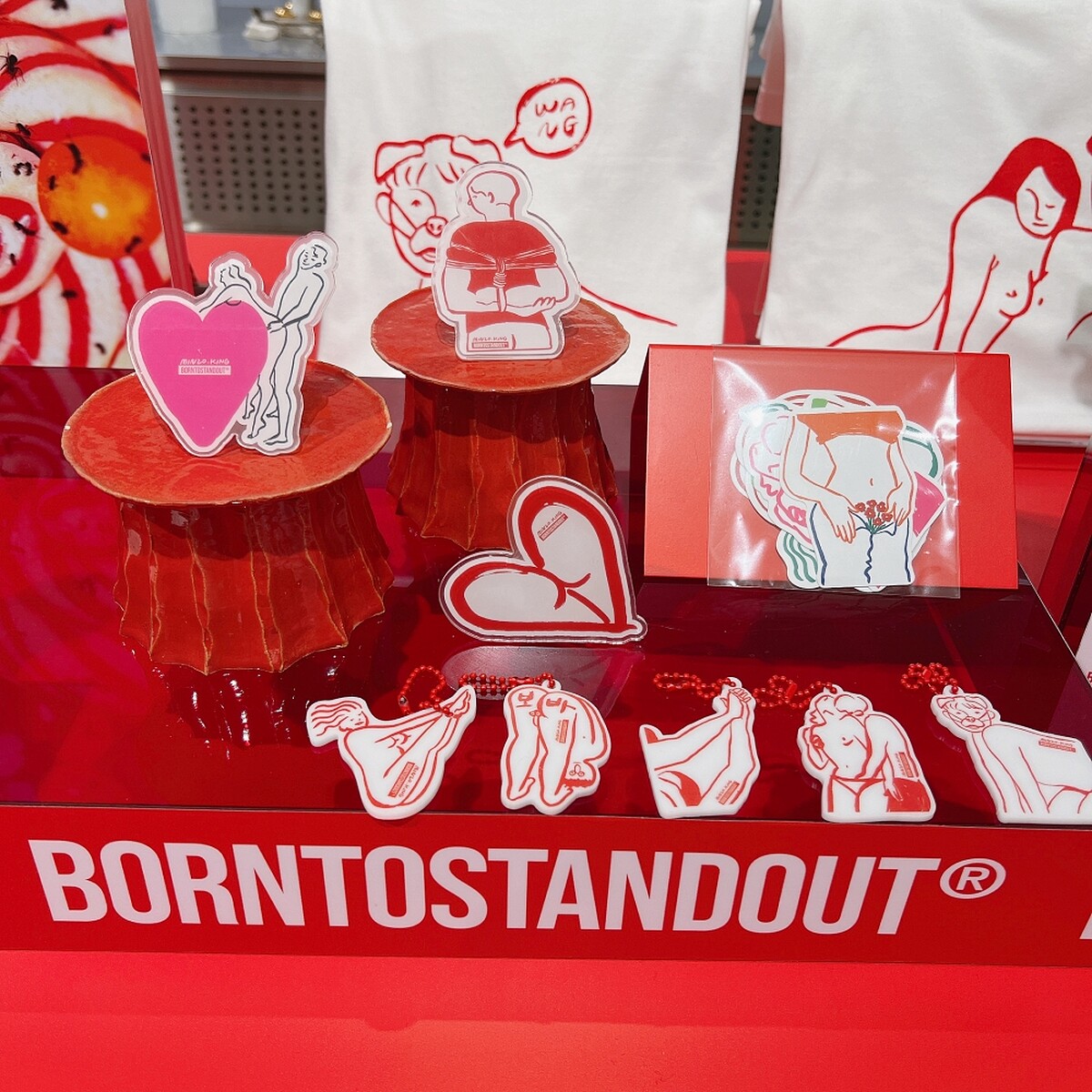 BORNTOSTANDOUT X 韓國插畫藝術家MINZO KING手機支架(愛*3、禮物、我是你的誰)NT420。鑰匙圈(親密愛人、笨蛋、狗奴、紅色慾望、紅色慾望、情繩)NT420。T-Shirt(戀人、狗奴)NT1,500。小情小愛貼紙套組NT240