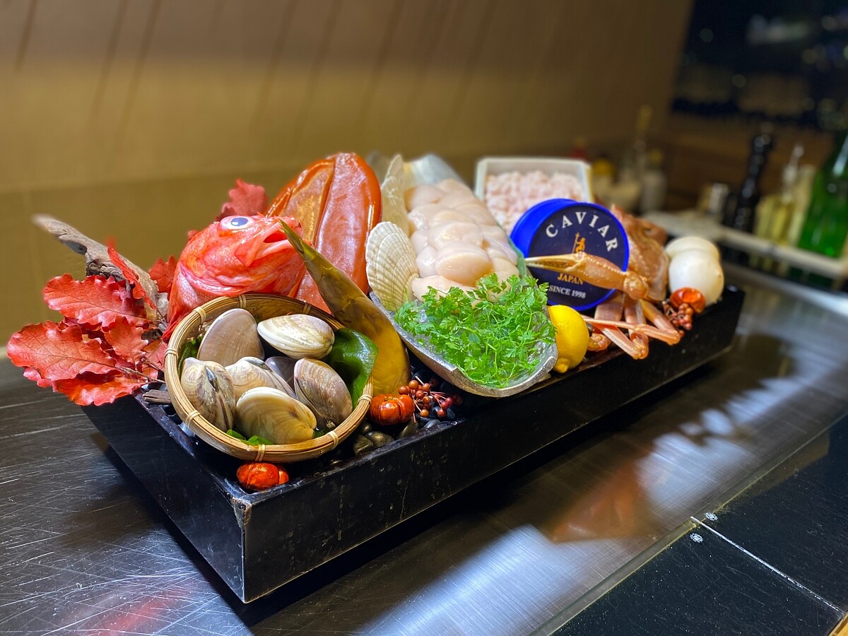 日本官方的日本貿易振興機構（JETRO）與日本台灣交流協會為台灣民眾提供新鮮的日本海鮮。