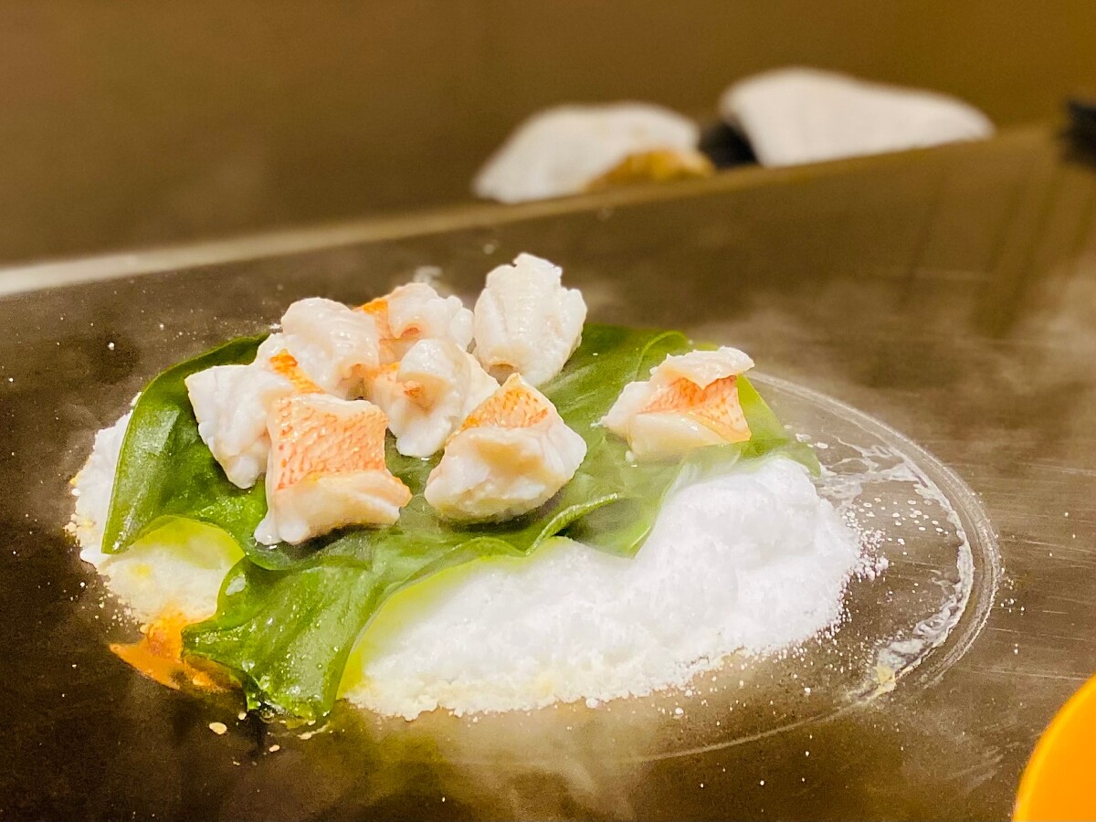 透過鹽燒蒸煮料理方式完成料理。