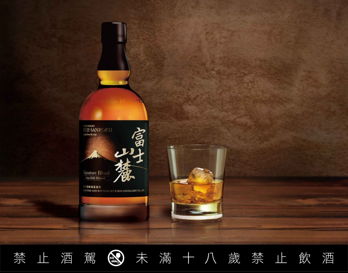 富士山麓 Signature Blend 即採用富士山純淨伏流水，由富士御殿場蒸餾所的首席調酒師「田中城太」調和出的大師之作。