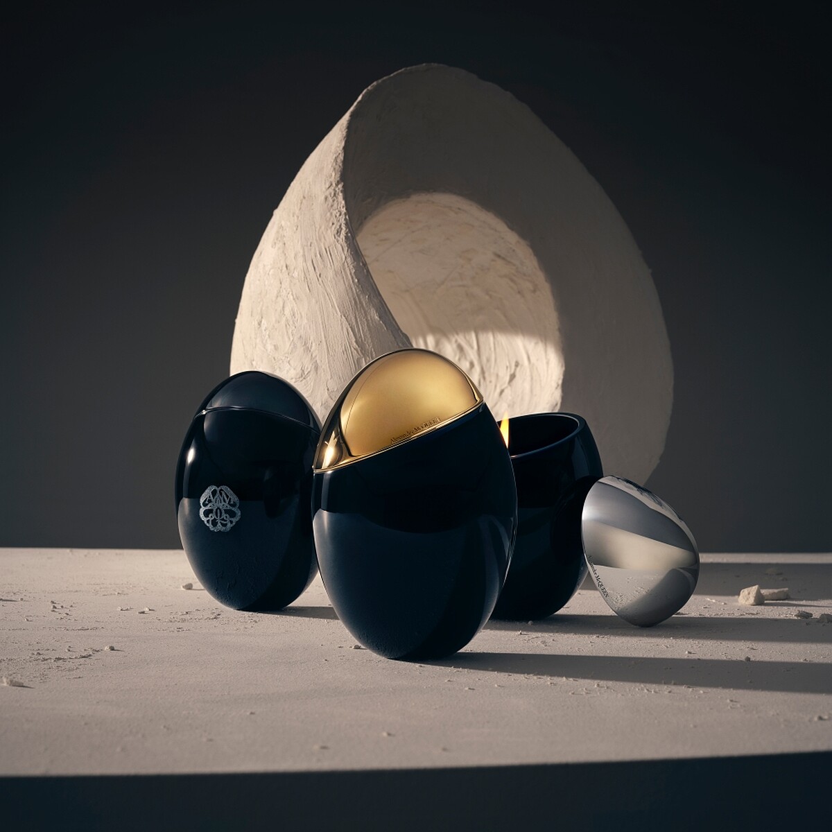 Alexander McQueen全新蛋型香氛蠟燭系列情境圖(Photo/初衣食午)。