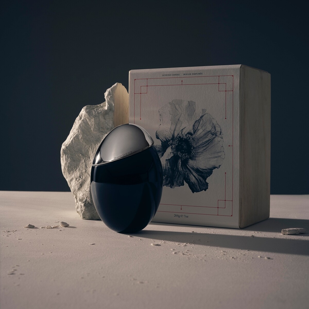 Alexander McQueen幽靈之花香氛蠟燭Ghost Flower，NT12,500(Photo/初衣食午)