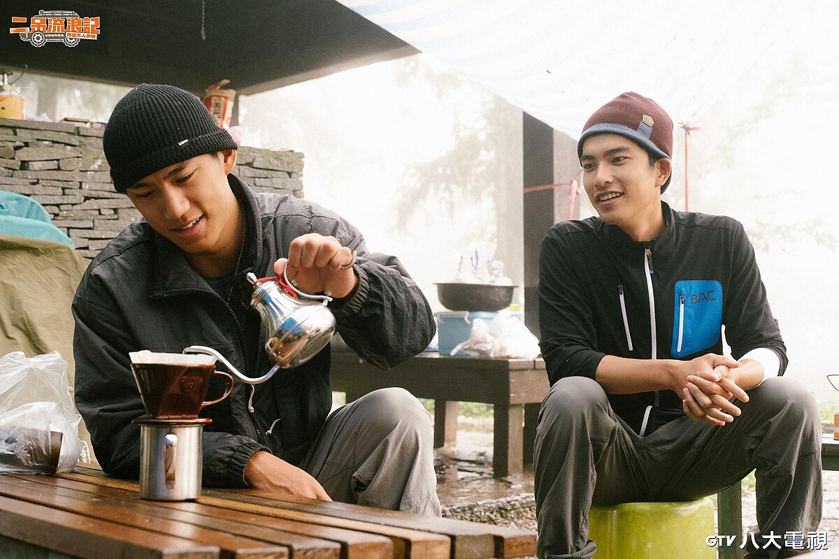 朱軒洋(左)上山時體力不堪負荷，笑虧自己帶咖啡是做了蠢決定。