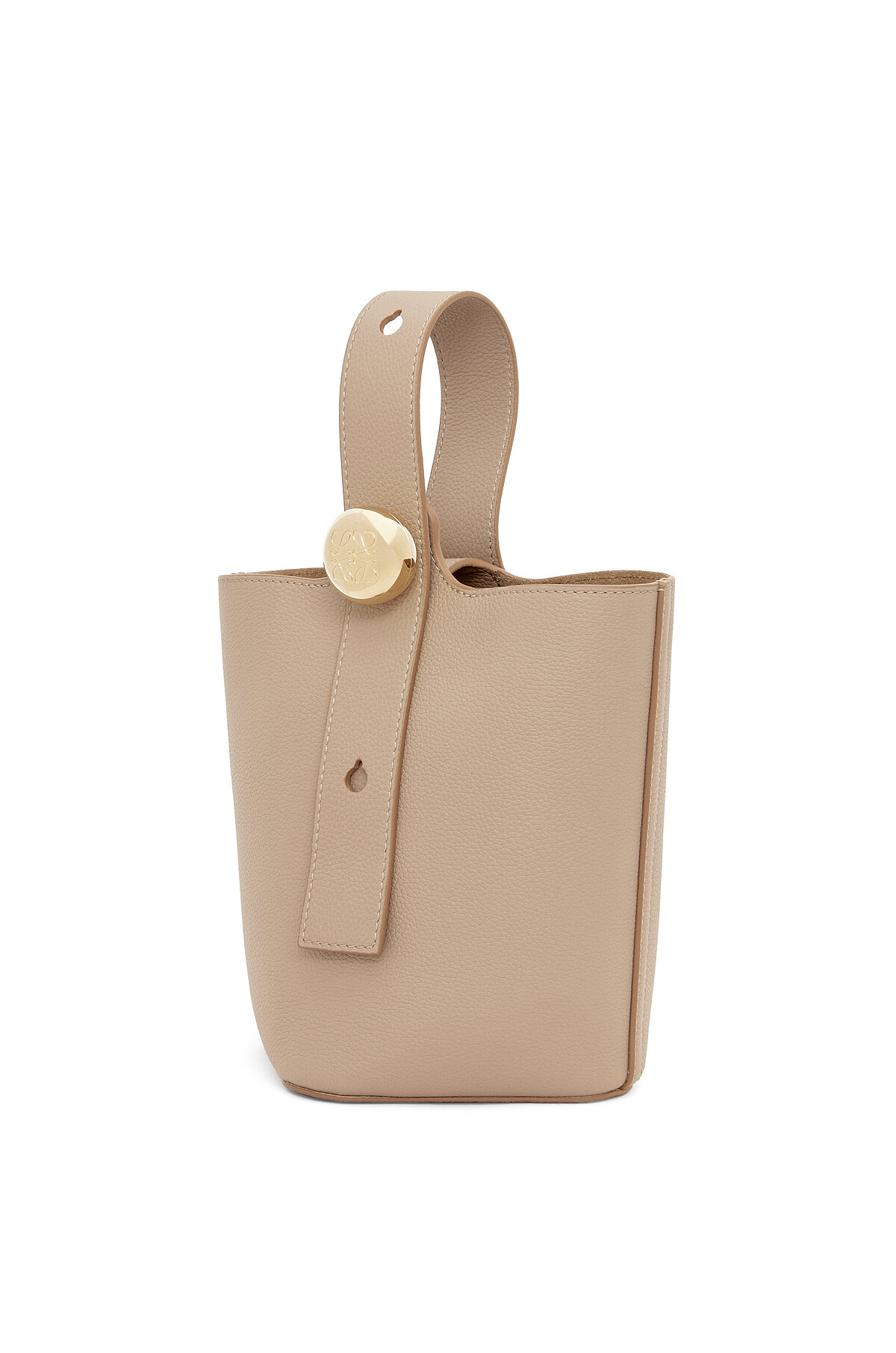 Pebble 燕麥色小牛皮迷你肩背包，NT$73,000。