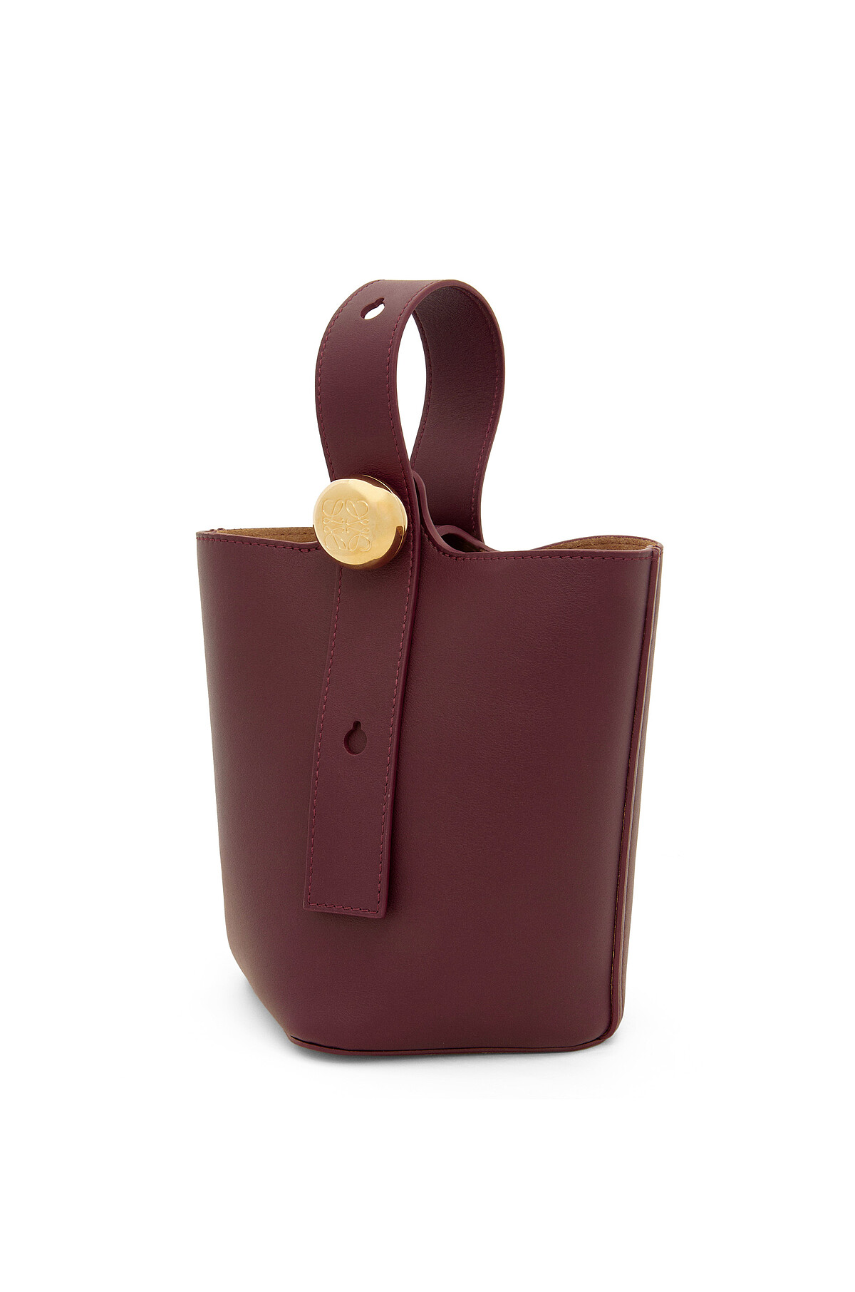 Pebble 勃根地紅小牛皮迷你肩背包，NT$73,000。