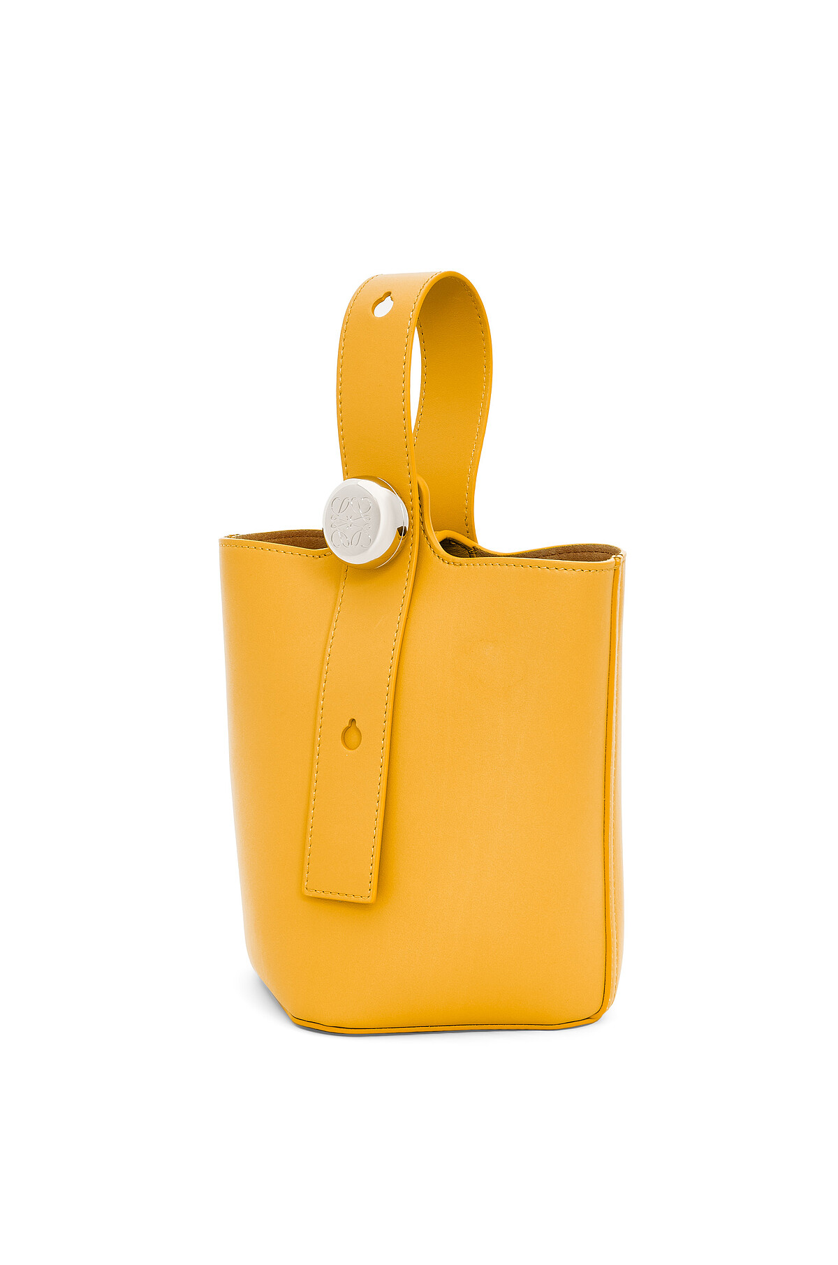 Pebble 向日葵黃小牛皮迷你肩背包，NT$73,000。