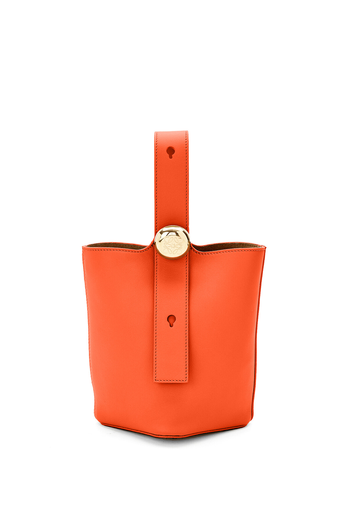 Pebble 橙黃橘小牛皮迷你肩背包，NT$73,000。