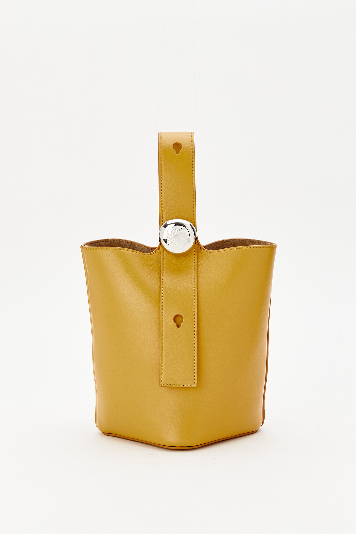 Pebble 芥末黃小牛皮迷你肩背包，NT$73,000。