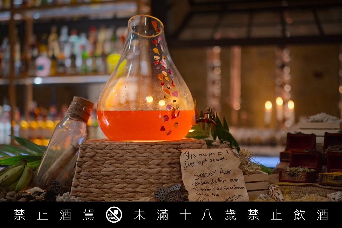 烈酒、檸檬、甜味、水、茶／香料五個元素構成潘趣酒。