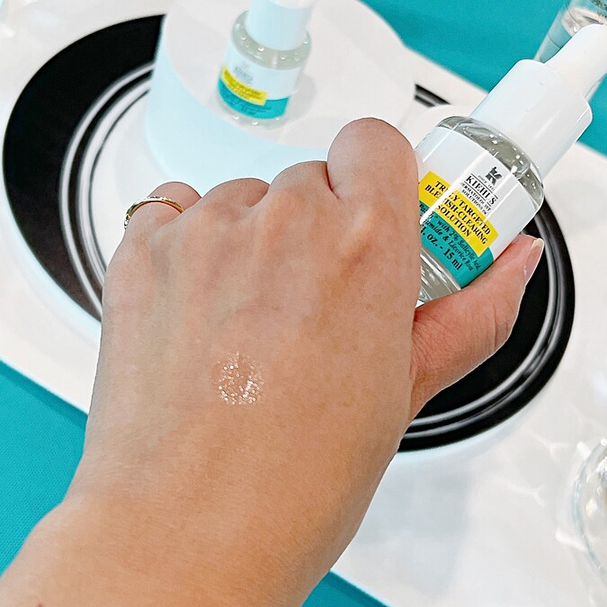 Kiehl’s 2%水楊酸痘痘精華露塗抹於乾燥後的質地示意。