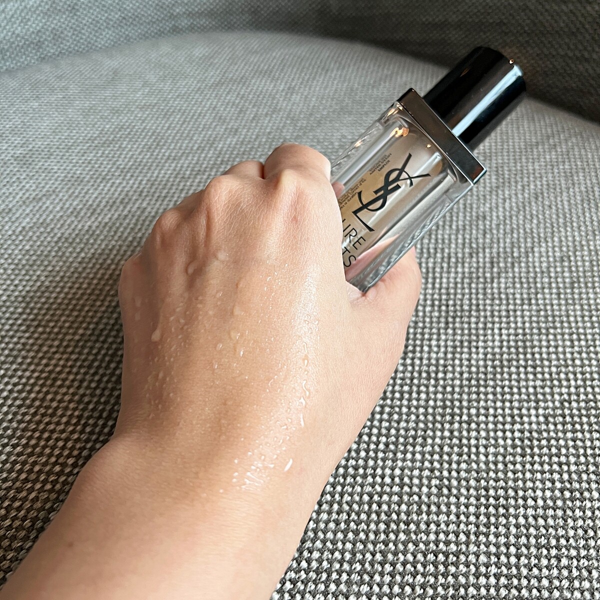 YSL極效活萃夜光仙人掌超級精華質地。