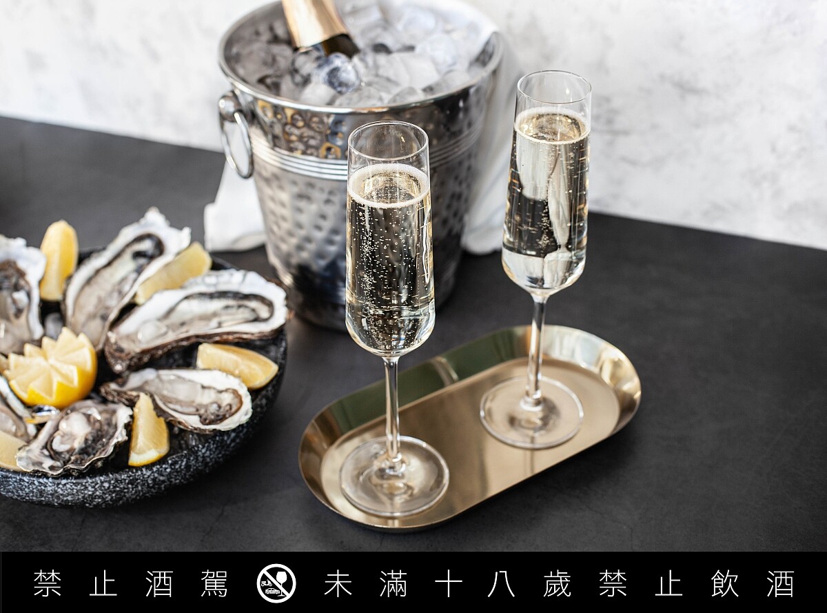 提出了「用米做香檳」的構想，並因此成立了 SHIROKIMONO。