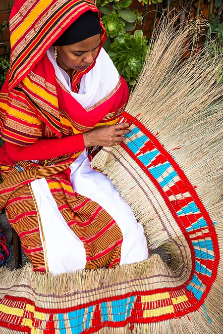 Qaymi Arts and Craft 工藝與設計（2024 年 2 月）Qaymi Arts and Craft 將把他們祖傳的索馬利亞（Somali）編織技術帶到 MPavilion，在為期一周的工作坊邀請訪客參與製作一件大型藝術品，由墨爾本的青草、竹子和回收織物等天然材料組成。