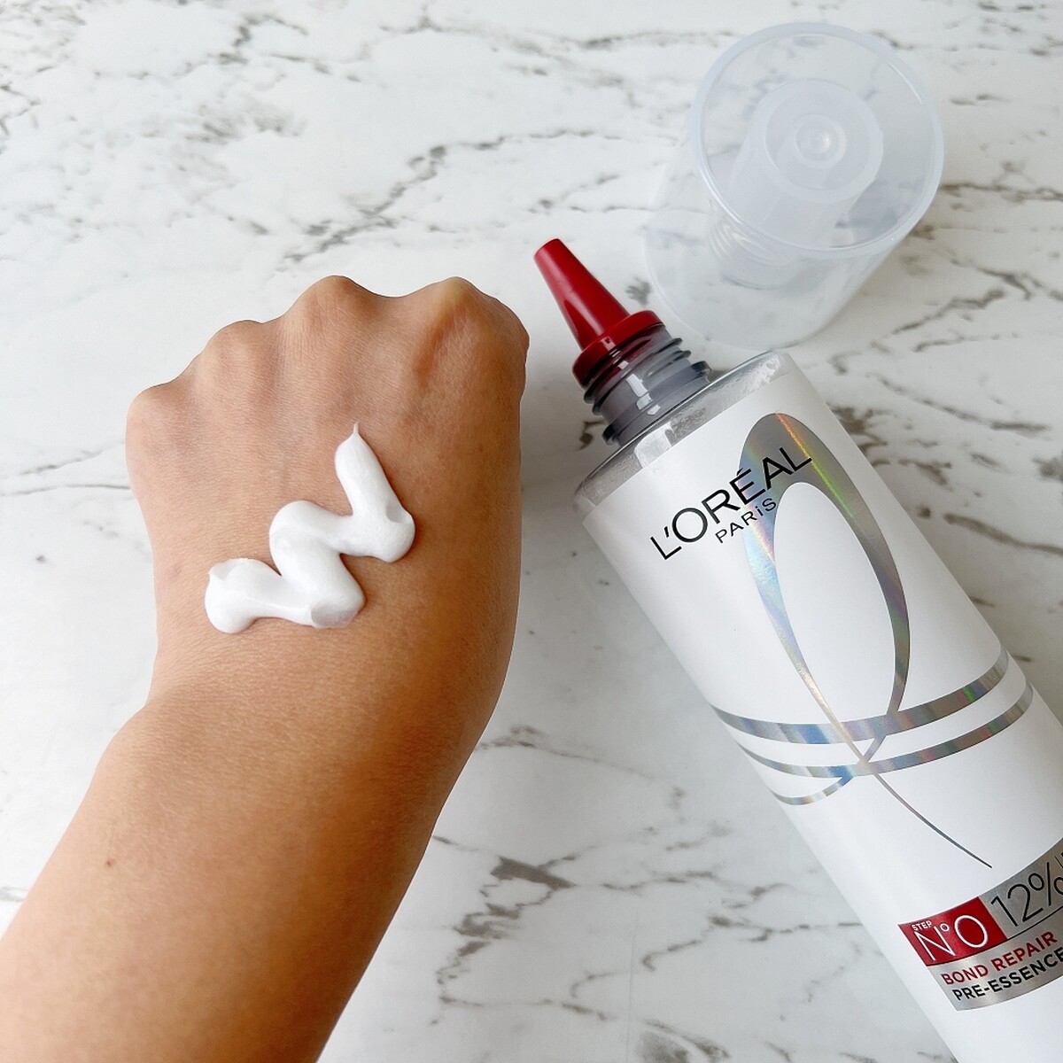 巴黎萊雅髮芯修護強化洗前精華質地示意。