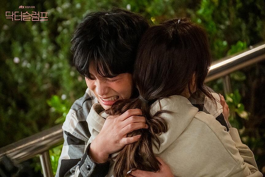 南荷娜與呂正宇兩人在彼此低谷相遇，酒後相擁痛哭