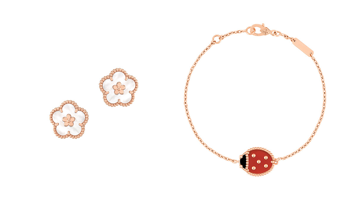 Lucky Spring 梅花耳環(玫瑰金、白色珍珠母貝)。 Lucky Spring 瓢蟲手鍊(玫瑰金、紅玉髓、縞瑪瑙)。