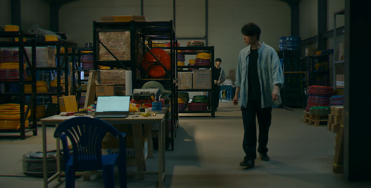 裴正民(後方小人)鬼鬼祟祟偷看鄭進灣