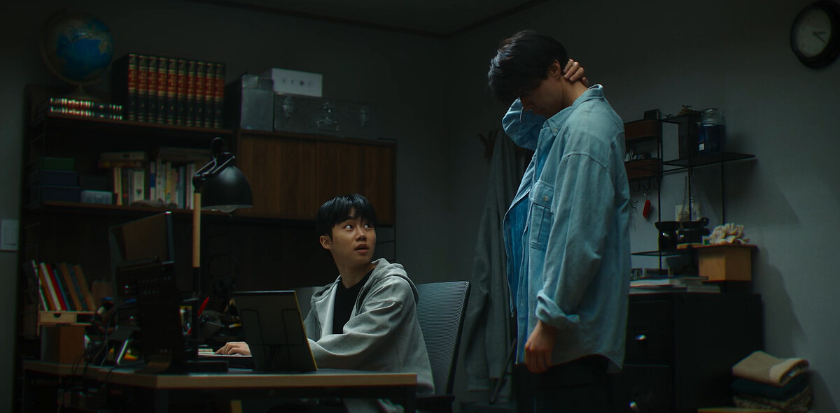 裴正民(左)故意強調自己是鄭智安的好朋友，鄭進灣(右)有點故意試探、故意相信