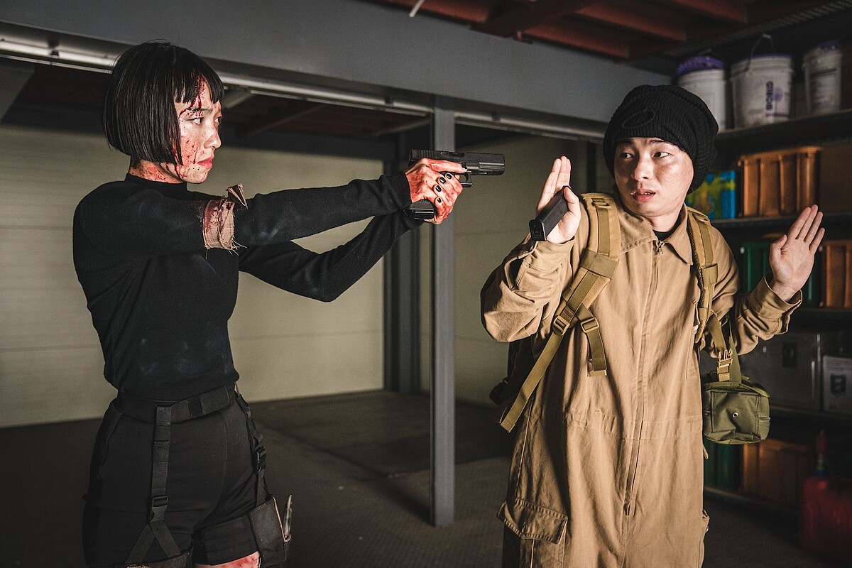 蘇敏慧(左)為了鄭智安不要命，蒙面男(右，李泰英飾演)則是一派輕鬆照SOP進行