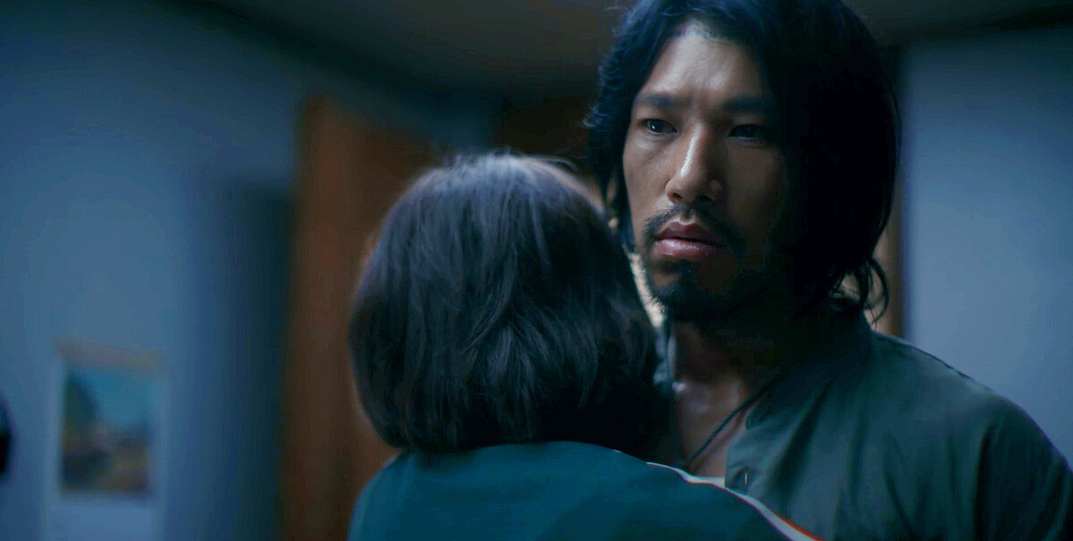 鄭智安緊緊抱住師傅，救星來了！