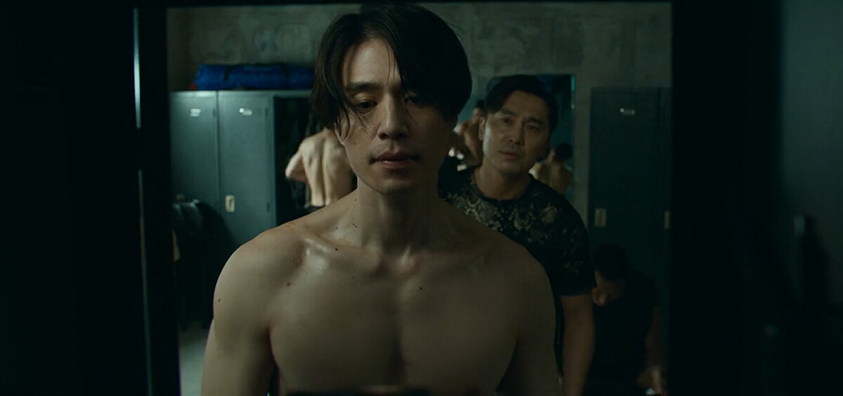 李聖祖(後)連鄭進灣(前)在更衣室，都不放過替貝爾解釋的機會