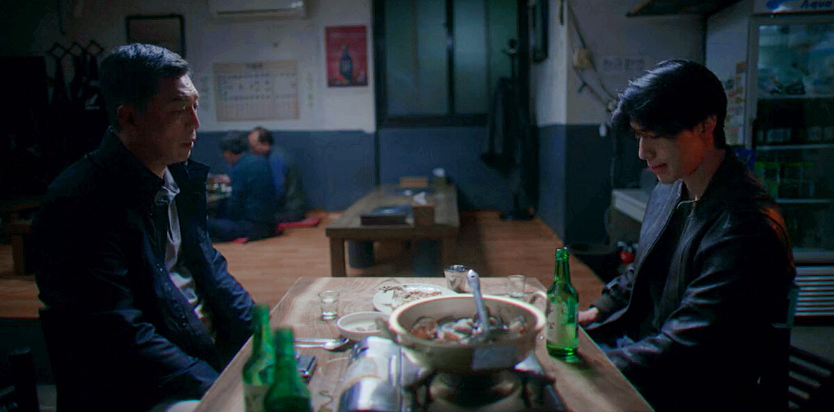 李勇韓(左，安吉強飾演)其實知道貝爾的問題，總是睜一隻眼、閉一隻眼