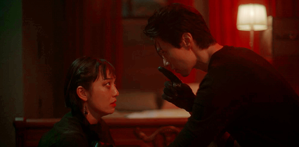 蘇敏慧(右)不是生來S級殺手，受鄭進灣救命之恩，開始鍛鍊自己成為戰士