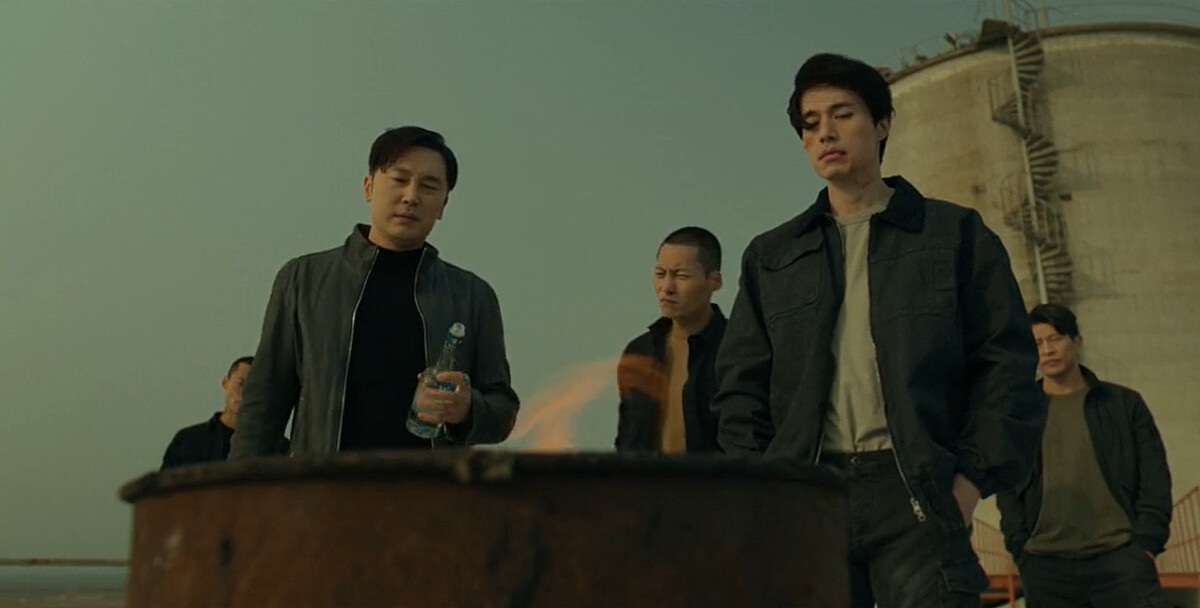 鄭進灣(右)、李聖祖(左)燒貝爾的衣物、倒上清酒，祭拜追悼貝爾離世