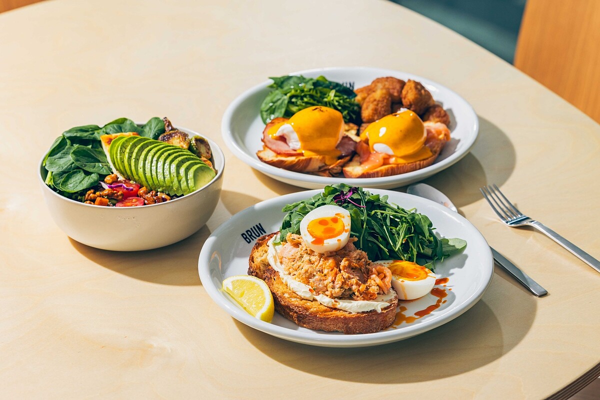 班尼迪克蛋（上）、酪梨蔬菜碗（中）、鮭魚熟肉醬開放三明治配溏心蛋（下）。