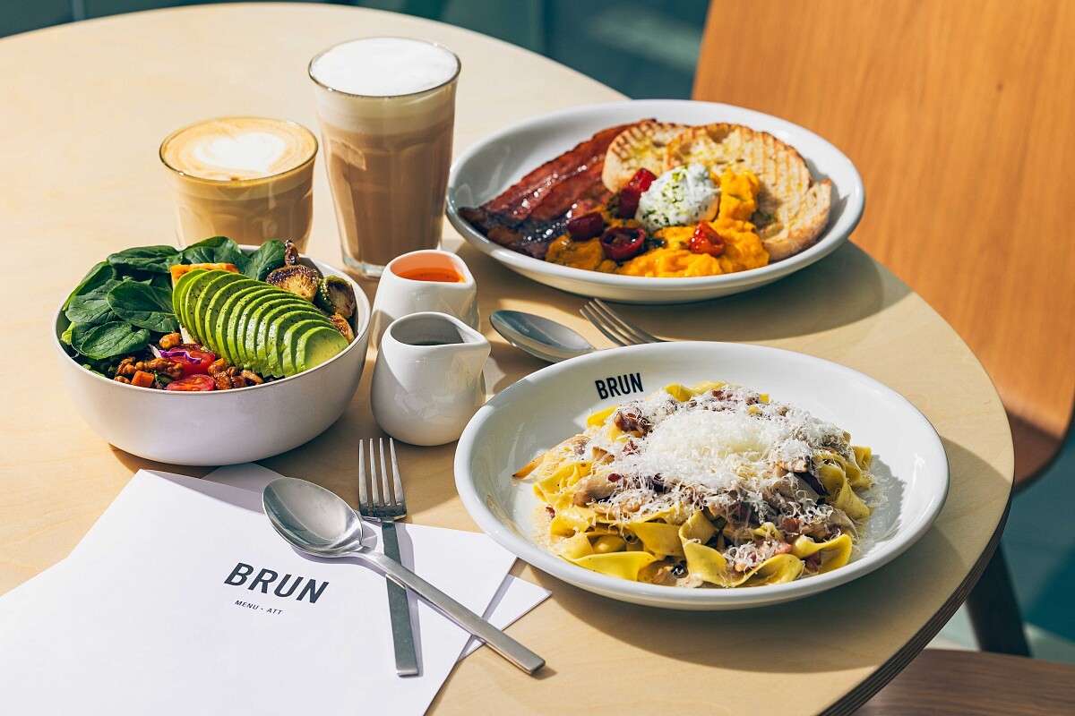 經典炒蛋（上）、酪梨蔬菜碗（中）、奶油雞蛋培根手工寬麵（下）。