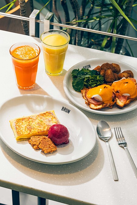 班尼迪克蛋（左）、乳酪可麗餅與野莓雪酪（右）。