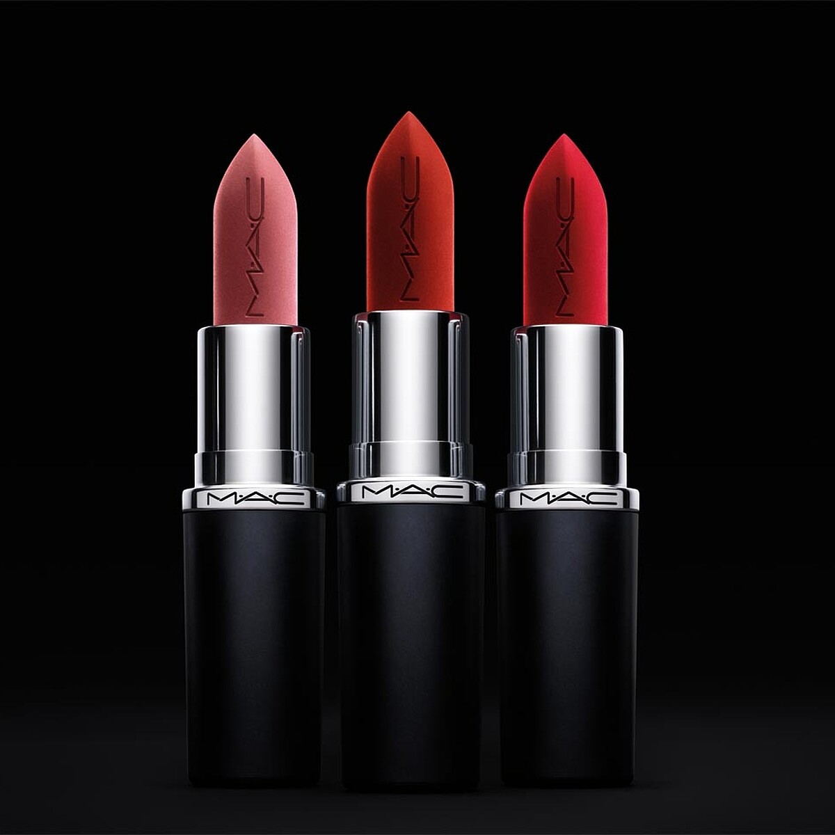 MACximal極自我柔霧唇膏(左起)#617VELVET TEDDY泰迪甜莓、#602CHILI嗆紅小辣椒、#691RUBY WOO藍調紅寶石。