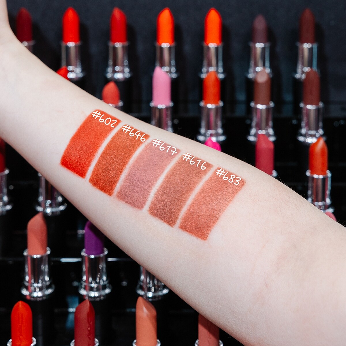 MACximal極自我柔霧唇膏(左起)#602CHILI嗆紅小辣椒、#646 MARRAKESH肉桂紅茶、#617 VELVET TEDDY泰迪甜莓、#616 TAUPE榛果可可、#683 CAFÉ MOCHA咖啡摩卡手部試色。