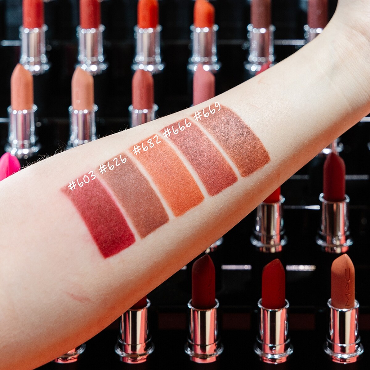 MACximal極自我柔霧唇膏(左起) #603 DIVA酒漬櫻桃、#626 WHIRL純濃可可、#682 MULL IT TO THE MAX杏甜奶茶、##666 SWEET DEAL玫瑰冷萃、#669 WARM TEDDY暖萌泰迪手部試色。