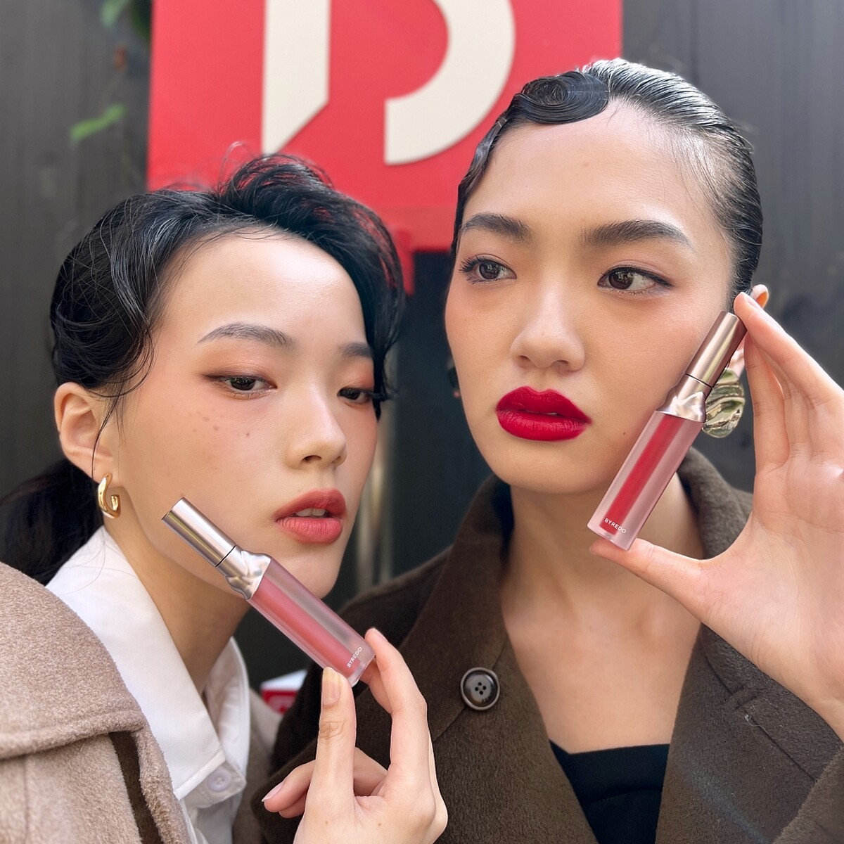 模特兒示範Byredo唇霧(左) #350 Utopie理想、(右) #259 Fire Grace高冷。