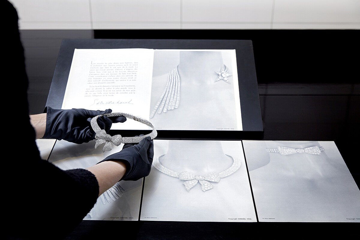 《Bijoux de Diamants》鑽石珠寶系列「Noeud」項鍊及「Franges」項鍊與手鍊，照片中文件出自 1932 年原版新聞資料及當時Robert Bresson 所拍攝的典藏照片，由香奈兒腕錶暨高級珠寶文化資產部門典藏