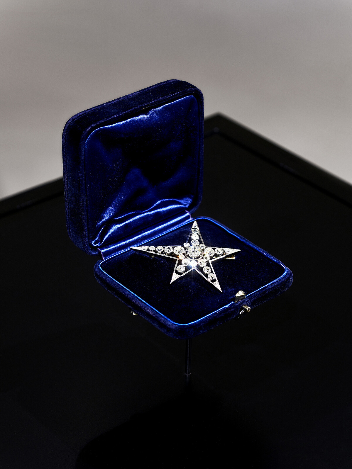 1932年《Bijoux de Diamants》鑽石珠寶系列原創「Com&egrave;te」胸針。