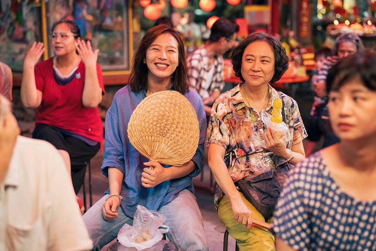 劉品言（左）為了《莎莉》在拍攝前四個月就跟劇組下台中東勢熟悉環境