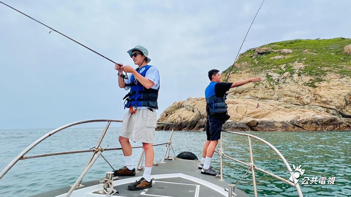 《二呆流浪記》朱軒洋一圓海釣夢，曾敬驊釣大魚落空自嘲很白癡