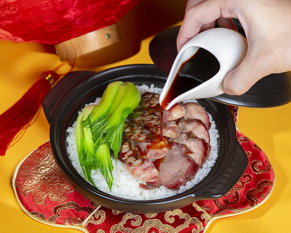 台北遠東香格里拉 新春限定夢幻酒吧Dream Bar 節慶主菜「西班牙伊比利叉燒佐臘味煲仔飯」888元。