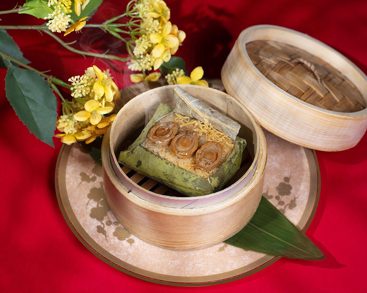 台北遠東香格里拉 新春限定夢幻酒吧Dream Bar 節慶點心「鮑魚瑤柱珍珠糯米雞」468元。