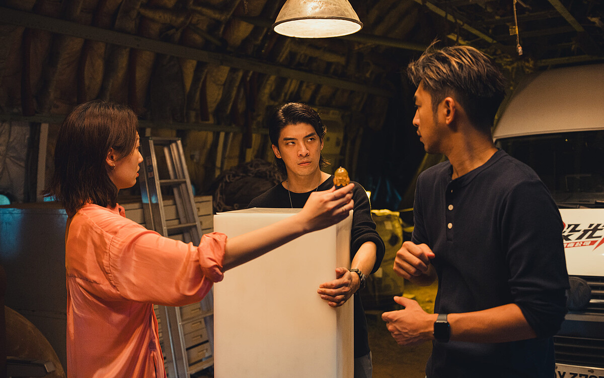 林哲熹（中）在《還錢》醋罈子爆發，狠狠瞪著陳柏霖（右）和蔡思韵，笑料百出