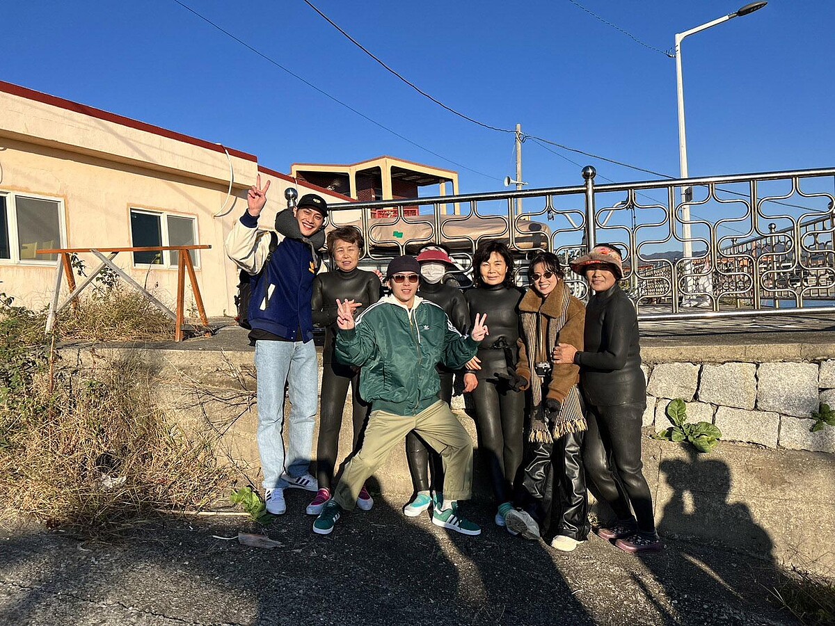 《演員們的旅行》范少勳(左1)下海體驗海女生活