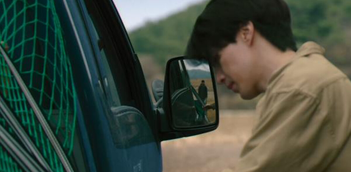 鄭進灣綑綁卡車防落網，這時裴正民進入後照鏡裡，畫面預告裴正民落入陷阱