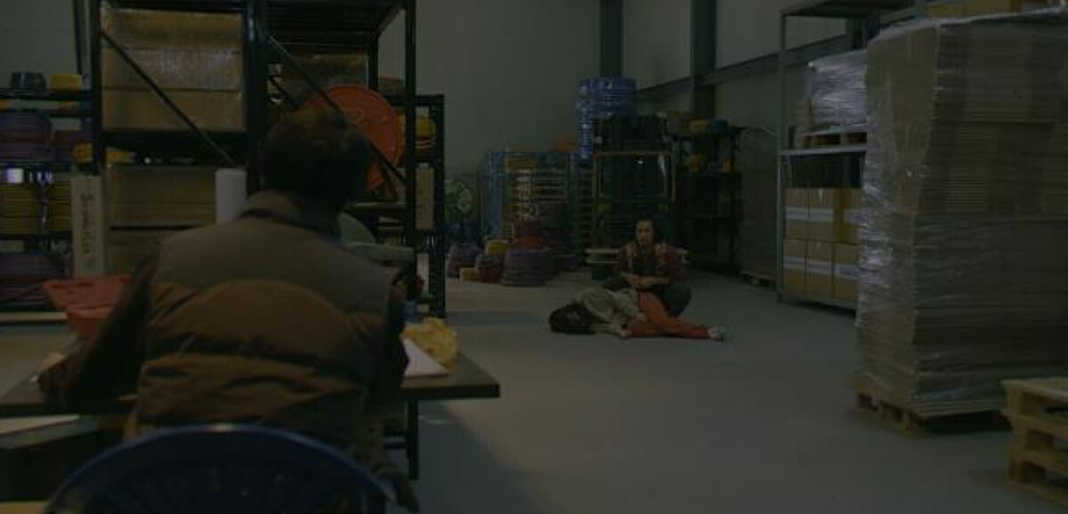 第四集鄭智安(倒地者)被泰拳師傅故意弄暈，清醒後第二次發飆「怎麼會有這種叔叔把自己親姪女弄昏！」，二度暗示觀眾鄭進灣是個逼鄭智安入絕境的怪咖