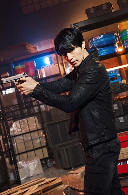 網友眼尖，表示目前還沒出現任何鄭進灣身著「帥氣服裝」進出農用水管倉庫的影像，堅定相信這一定是完結篇鄭進灣復活的劇照！