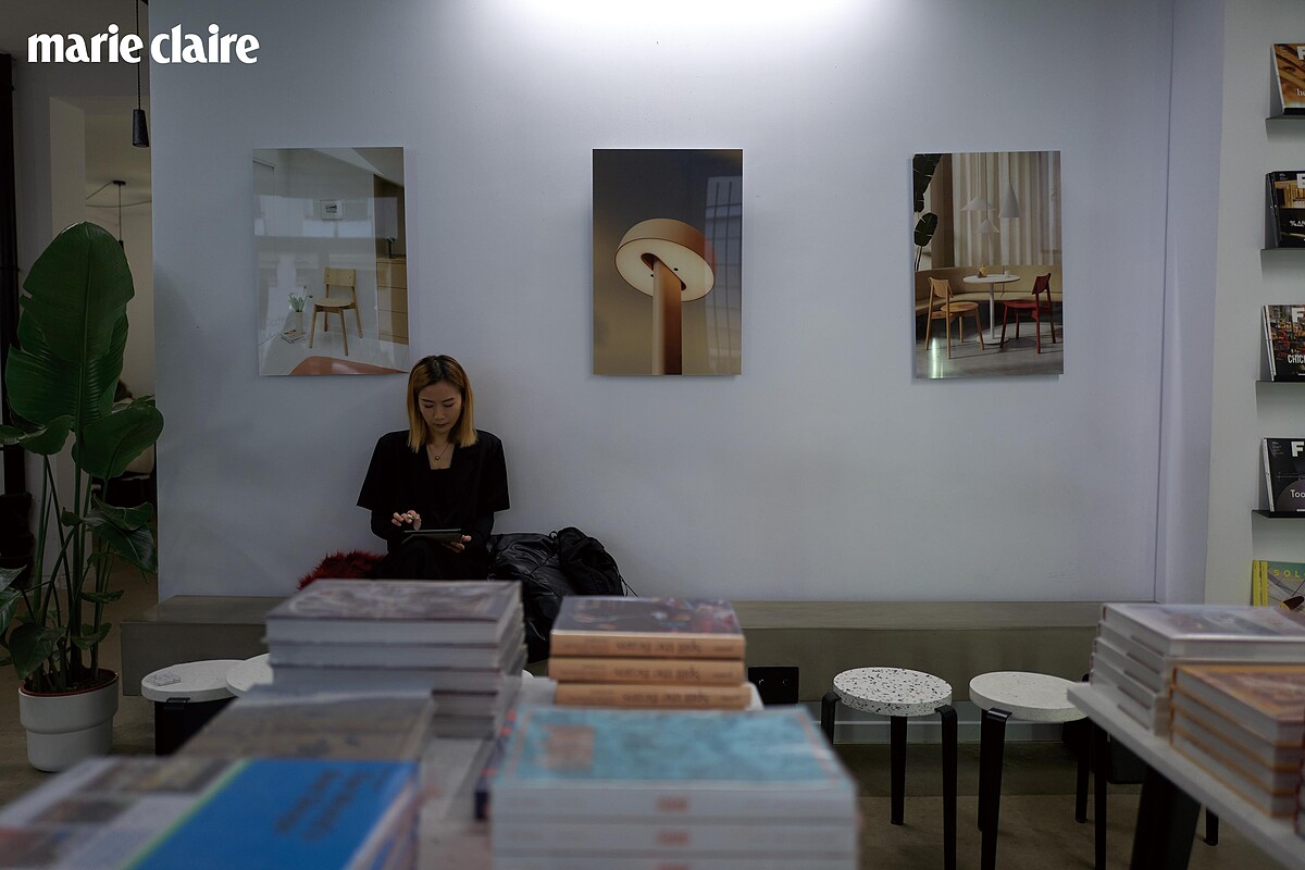 喜歡在熟悉的咖啡店「Bonjour Jacob」「Hello Librairie Caf&eacute;」待著畫圖。