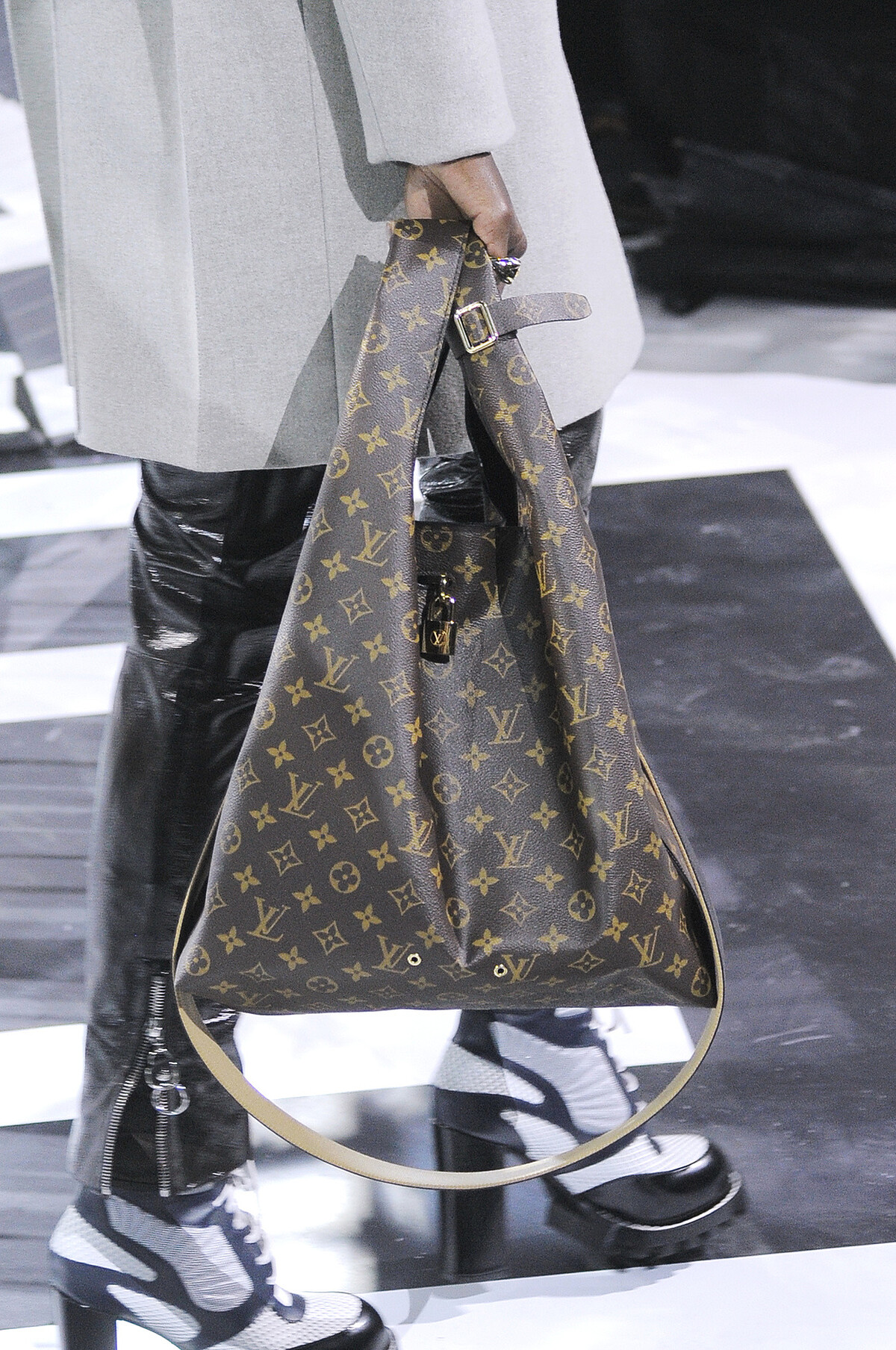 Louis Vuitton 2016秋冬秀場上首次亮相Atlantis包款。