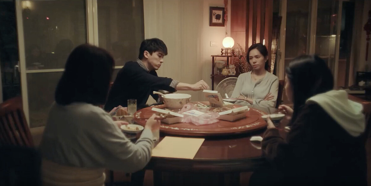 家庭會議上媽媽宣布要離婚。